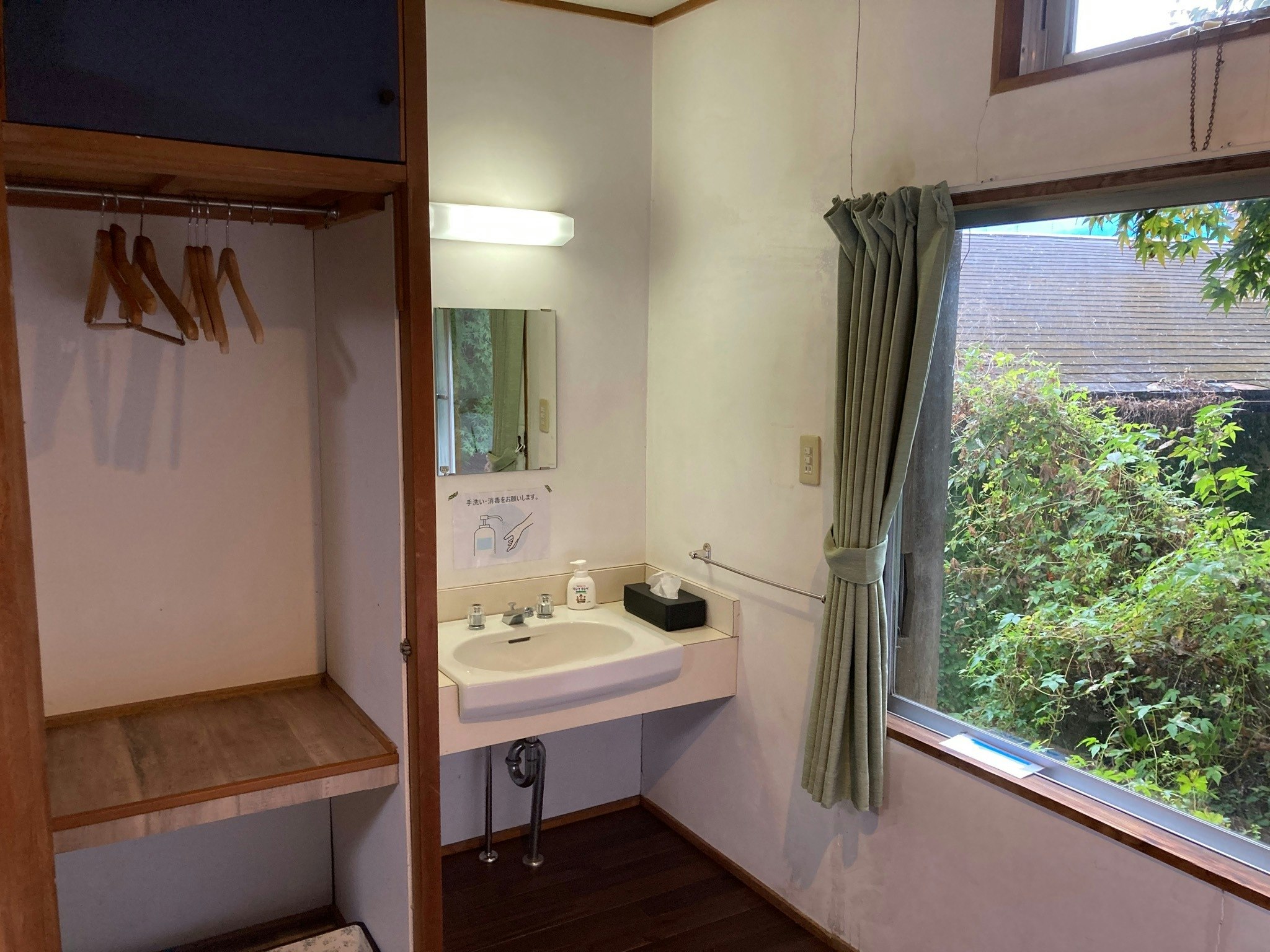 1F和室小上がり階段アリ【素泊り】ダブルベッド&布団 最大6名 共用シャワー&トイレ